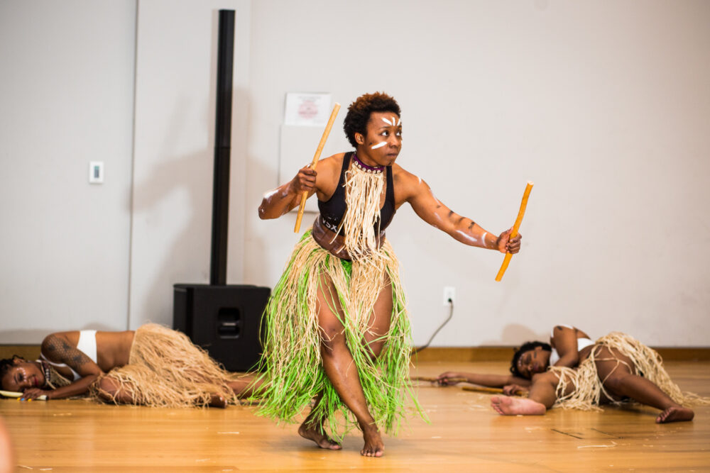 Person dancing during Poesia cafe